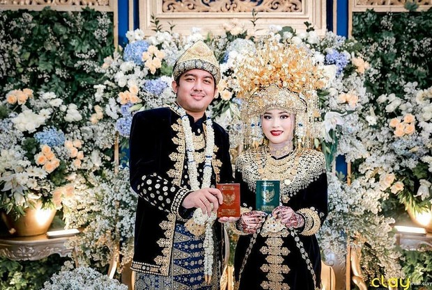 serangkaian proses panjang hingga munggah diiringi tabuhan rebana