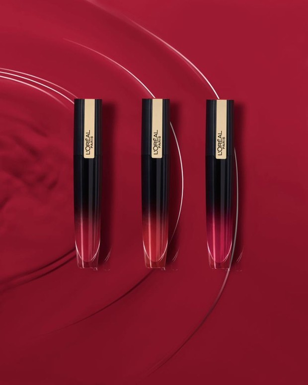 Loreal Liquid Lipstik Matte Rouge Signature Makeup mempunyai tekstur ringan sehingga tidak berat di bibir serta tahan lama hingga delapan jam.