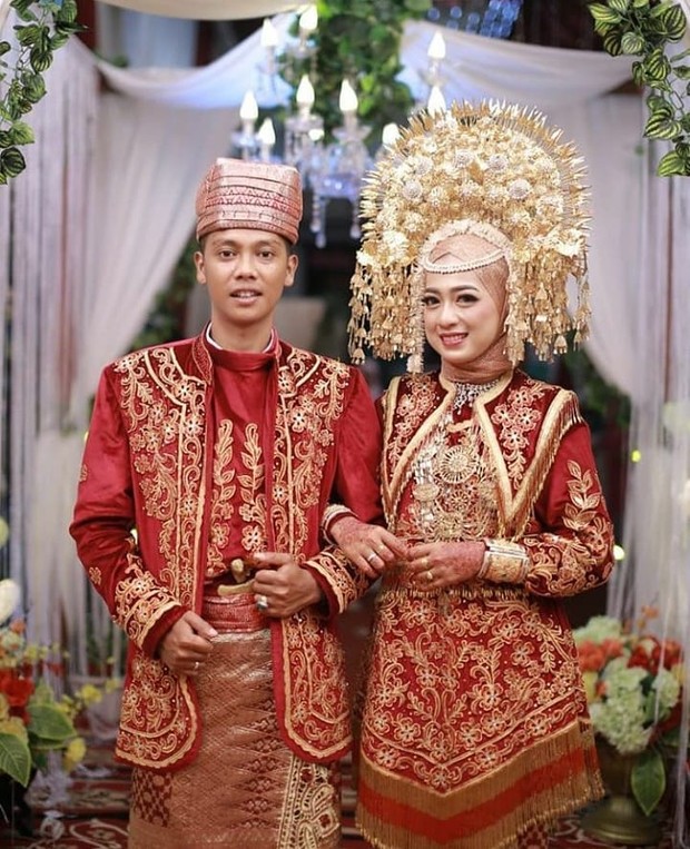 calon mempelai wanita melamar calon mempelai pria