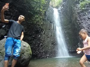 Foto: Kesejukan Alami Air Terjun Kedung Gender di Kudus