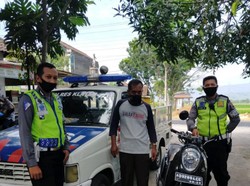 Viral Pemotor Santuy Ngegas Pakai Tangan Kiri, Ternyata Ini Alasannya