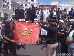 Massa di Medan Gelar Apel Ganyang Komunis, Bakar Logo Palu-Arit