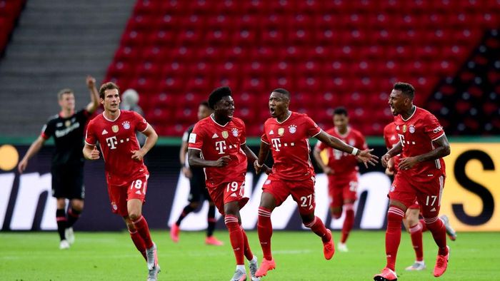 Bayer Leverkusen vs Bayern Munich BERLIN, GERMANY - JULY 04: David Alaba (2.v.r.) Alphonso Davies (2.v.l.), Leon Goretzka (l) and Jerome Boateng (r) of FC Bayern Muenchen (R) celebrates the first goal for FC Bayern Muenchen during the DFB Cup final match between Bayer 04 Leverkusen and FC Bayern Muenchen at Olympiastadion on July 4, 2020 in Berlin, Germany. (Photo by Robert Michael/Pool va Getty Images)