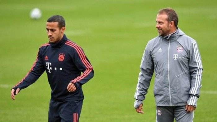 Bayern Munichs interim coach Hansi Flick (R) stands near by Bayern Munichs Spanish midfielder Thiago Alcantara (R) during a training session on the eve of the UEFA Champions League Group B football match between FC Bayern Munich and Olympiakos in Munich, southern Germany, on November 5, 2019. (Photo by Christof STACHE / AFP)