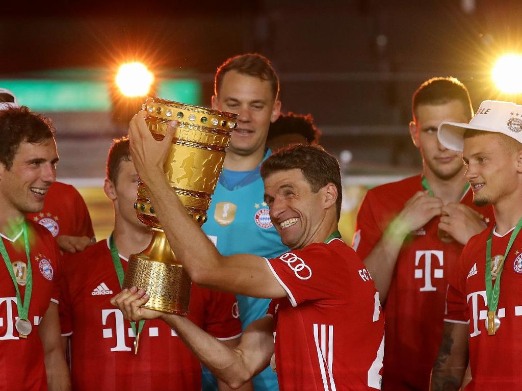 Kesedihan Mueller di Tengah Pesta Juara Bayern Kesedihan Mueller di Tengah Pesta Juara Bayern