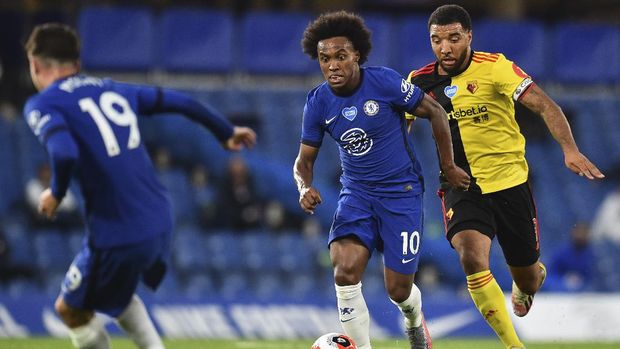 Chelsea's Willian, center, is challenged by Watford's Troy Deeney, right, during the English Premier League soccer match between Chelsea and Watford at the Stamford Bridge stadium in London, Saturday, July 4, 2020. (Glynn Kirk/Pool via AP)