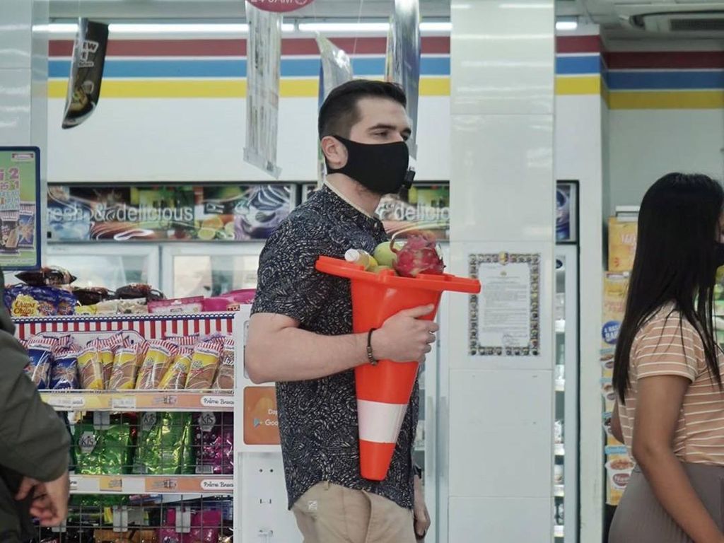 Pakai Bakul dan Koper, Bule Jerman Ini Gencar Promosi Anti Plastik Pakai Bakul dan Koper, Bule Jerman Ini Gencar Promosi Anti Plastik
