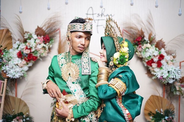 besar kecilnya mahar yang diberikan tergantung pada pendidikan, garis keturunan, kecantikan dan pekerjaan