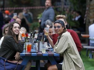 Virus Corona Mengganas, Masih Banyak Warga Inggris Tak Mau Pakai Masker