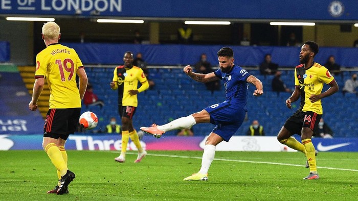 LONDON, ENGLAND - JULY 04: Olivier Giroud of Chelsea shoots during the Premier League match between Chelsea FC and Watford FC at Stamford Bridge on July 04, 2020 in London, England. Football Stadiums around Europe remain empty due to the Coronavirus Pandemic as Government social distancing laws prohibit fans inside venues resulting in all fixtures being played behind closed doors. (Photo by Glyn Kirk/Pool via Getty Images)