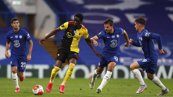 LONDON, ENGLAND - JULY 04: Ismaila Sarr of Watford is challenged by Cesar Azpilicueta of Chelsea during the Premier League match between Chelsea FC and Watford FC at Stamford Bridge on July 04, 2020 in London, England. Football Stadiums around Europe remain empty due to the Coronavirus Pandemic as Government social distancing laws prohibit fans inside venues resulting in all fixtures being played behind closed doors. (Photo by Matthew Childs/Pool via Getty Images)