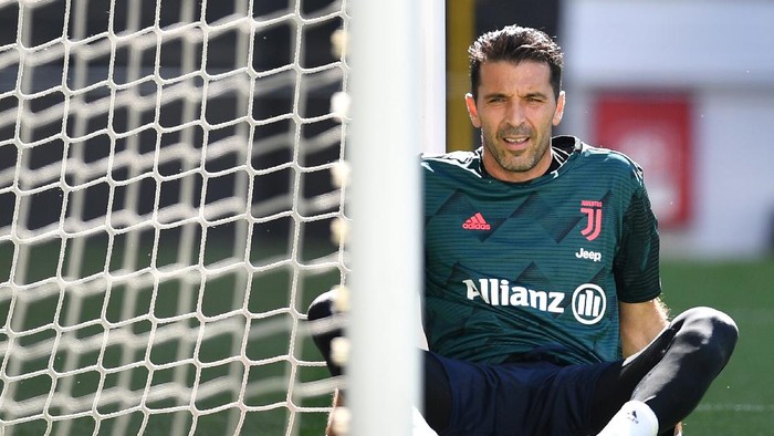 TURIN, ITALY - JULY 04:  Gianluigi Buffon of Juventus looks on prior to the Serie A match between Juventus and Torino FC at Allianz Stadium on July 4, 2020 in Turin, Italy.  (Photo by Valerio Pennicino/Getty Images )
