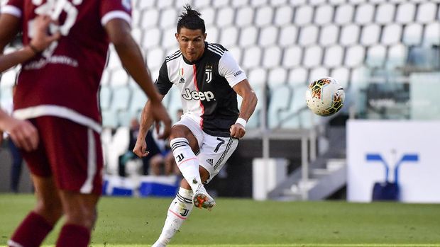 Juventus' Cristiano Ronaldo scores his side's thrid goal on a free-kick, during the Serie A soccer match between Juventus and Torino, at the Allianz Stadium in Turin, Italy, Saturday, July 4, 2020. (Marco Alpozzi/LaPresse via AP)