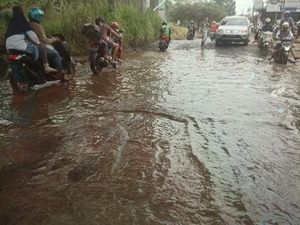 Parah! Pertigaan di Jalan Raya Bojong Gede Ini Terendam Air Meski Tak Hujan