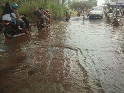 Parah! Pertigaan di Jalan Raya Bojong Gede Ini Terendam Air Meski Tak Hujan