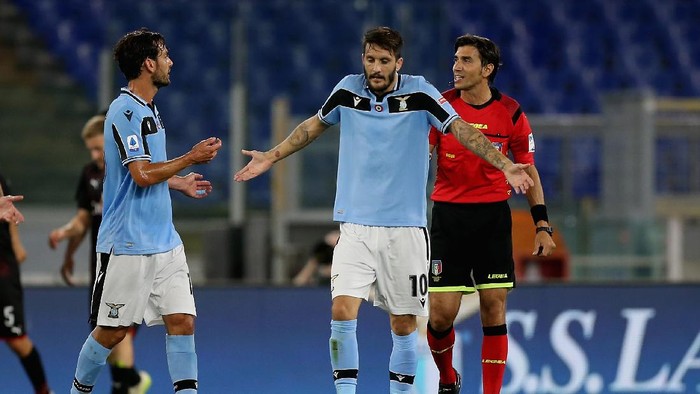 ROME, ITALY - JULY 04:  Luis Alberto and Marco Parolo protest against the referee Gianpaolo Calvarese during the Serie A match between SS Lazio and AC Milan at Stadio Olimpico on July 4, 2020 in Rome, Italy.  (Photo by Paolo Bruno/Getty Images)