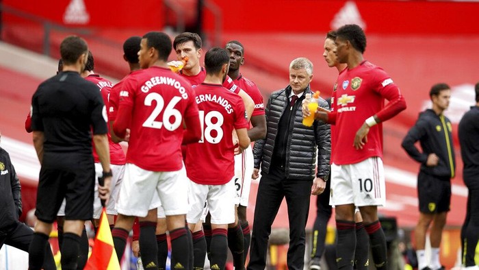 Manchester Uniteds manager Ole Gunnar Solskjaer, center, looks at his team during a break in the English Premier League soccer match between Manchester United and Bournemouth at Old Trafford stadium in Manchester, England, Saturday, July 4, 2020. (Dave Thompson/Pool via AP)