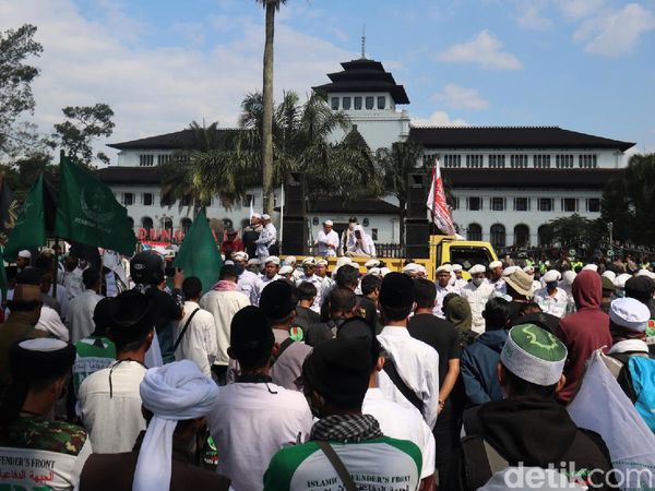 Massa Geruduk Gedung Sate Tolak RUU HIP
