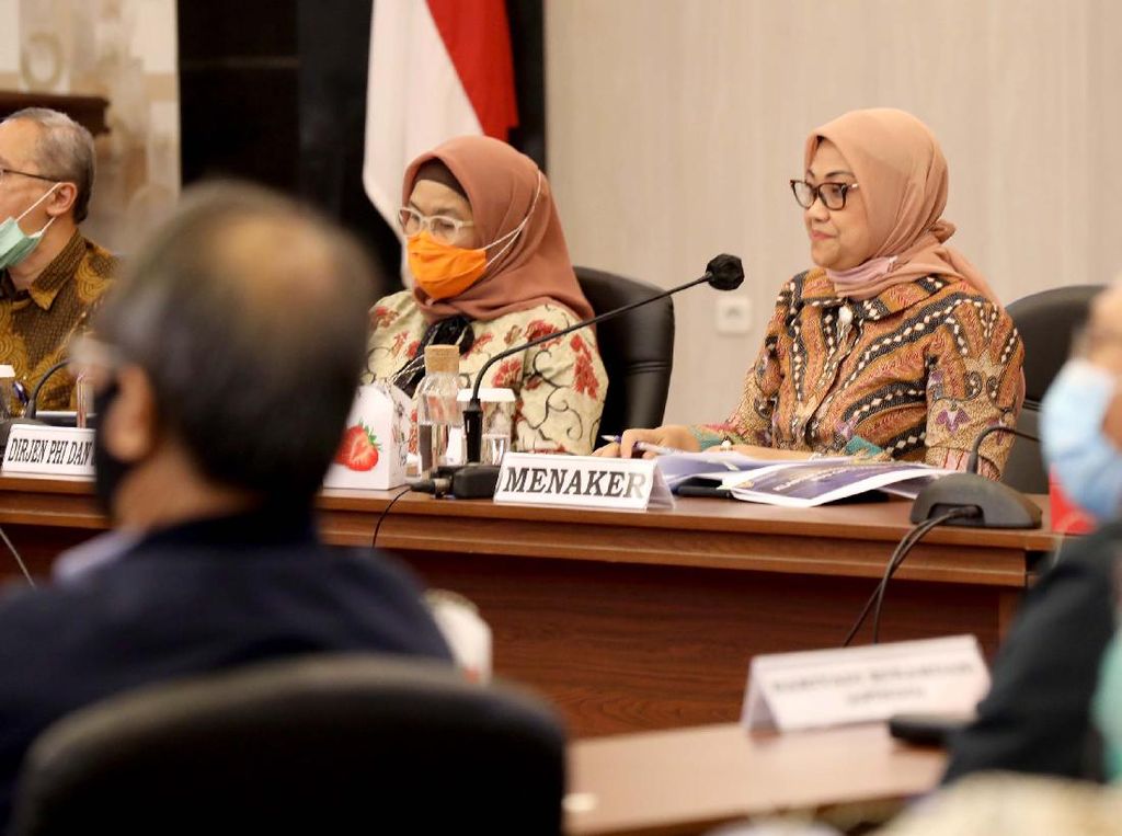 Menaker Rapat Tripartit Bahas RUU Cipta Kerja Menaker Rapat Tripartit Bahas RUU Cipta Kerja