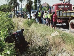 Anak Rewel, Pemobil Ini Nyemplung ke Sungai di Jalan Yogya-Solo