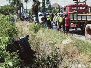 Anak Rewel, Pemobil Ini Nyemplung ke Sungai di Jalan Yogya-Solo Anak Rewel, Pemobil Ini Nyemplung ke Sungai di Jalan Yogya-Solo