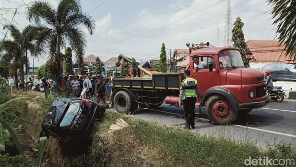 Mobil yang Nyemplung ke Sungai di Jalan Yogya-Solo Dievakuasi