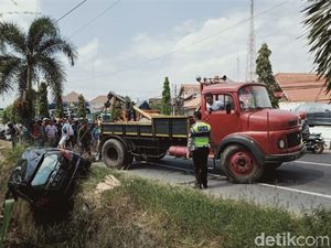 Mobil yang Nyemplung ke Sungai di Jalan Yogya-Solo Dievakuasi Mobil yang Nyemplung ke Sungai di Jalan Yogya-Solo Dievakuasi