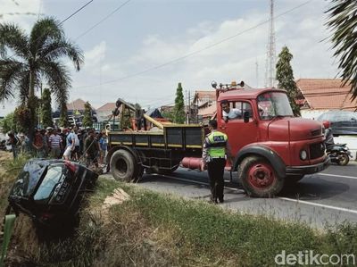 Mobil yang Nyemplung ke Sungai di Jalan Yogya-Solo Dievakuasi