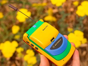 Warna-warni Ponsel Jadul Bertema Pelangi Warna-warni Ponsel Jadul Bertema Pelangi