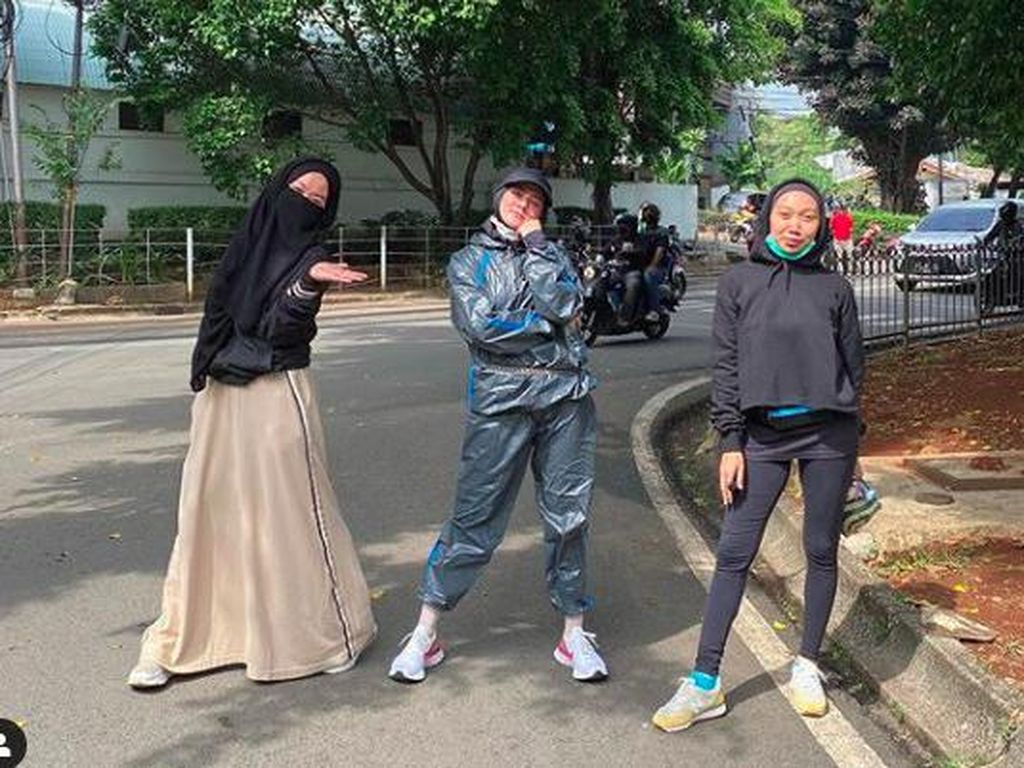 Baju Mulan Jameela saat Lari Pagi yang Jadi Sorotan Baju Mulan Jameela saat Lari Pagi yang Jadi Sorotan