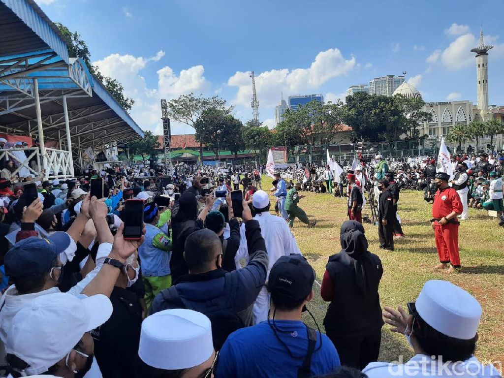 Massa PA 212 dkk Unjuk Aksi Silat Saat Apel Siaga Ganyang Komunis Massa PA 212 dkk Unjuk Aksi Silat Saat Apel Siaga Ganyang Komunis
