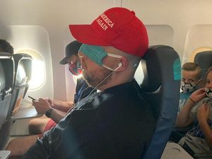 Viral di Twitter, Cara Penumpang Ini Pakai Masker Jangan Ditiru! Viral di Twitter, Cara Penumpang Ini Pakai Masker Jangan Ditiru!