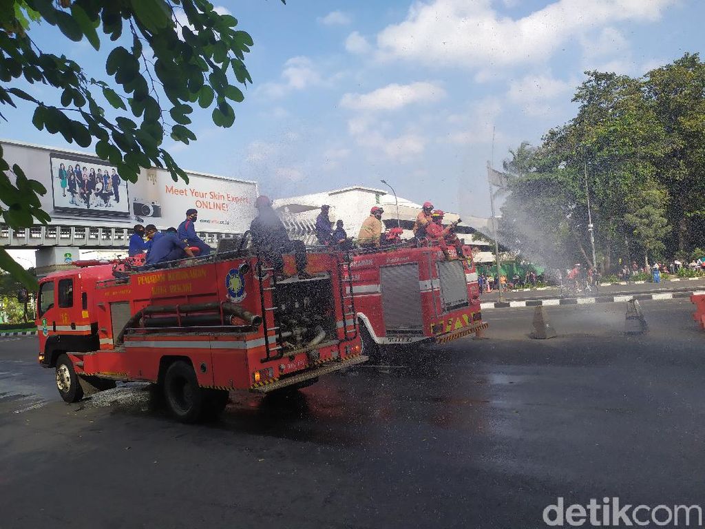 CFD Berakhir, Flyover Summarecon Bekasi Disemprot Disinfektan CFD Berakhir, Flyover Summarecon Bekasi Disemprot Disinfektan
