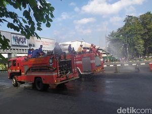 CFD Berakhir, Flyover Summarecon Bekasi Disemprot Disinfektan CFD Berakhir, Flyover Summarecon Bekasi Disemprot Disinfektan