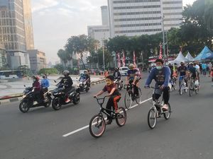 Tak Ada CFD, Pesepeda-Pelari di Bundaran HI Tetap Padati Jalur Kendaraan