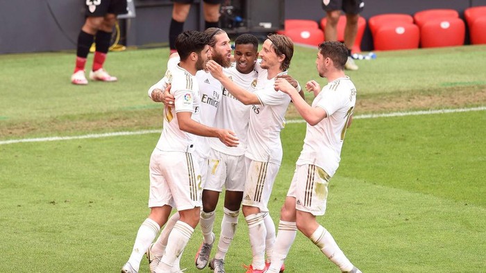 BILBAO, SPAIN - JULY 05: Sergio Ramos of Real Madrid celebrates with teammates after scoring his teams first goal during the La Liga match between Athletic Club and Real Madrid CF at San Mames Stadium on July 05, 2020 in Bilbao, Spain. Football Stadiums around Europe remain empty due to the Coronavirus Pandemic as Government social distancing laws prohibit fans inside venues resulting in all fixtures being played behind closed doors. (Photo by Juan Manuel Serrano Arce/Getty Images)