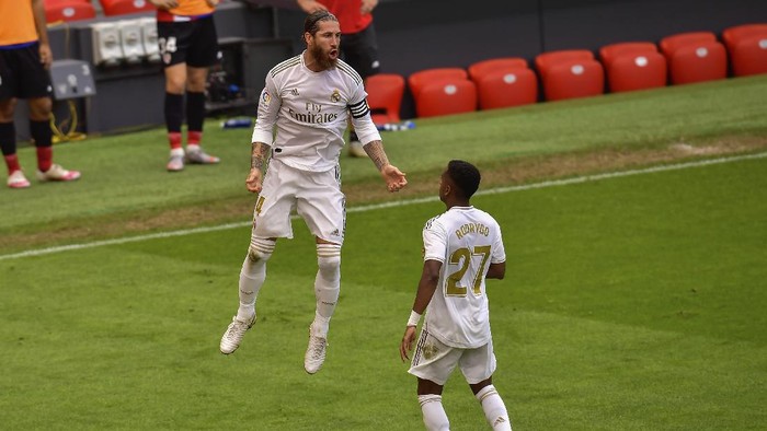 Real Madrids Sergio Ramos, left, celebrates after scoring the opening goal from a penalty shoot during the Spanish La Liga soccer match between Athletic Club and Real Madrid at the San Manes stadium in Bilbao, Spain, Sunday, July 5, 2020. (AP Photo/Alvaro Barrientos)