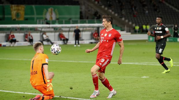 BERLIN, GERMANY - JULY 04: Robert Lewandowski of FC Bayern Muenchen scores his team's fourth goal past Goalkeeper Lukas Hradecky of Bayer Leverkusen during the DFB Cup final match between Bayer 04 Leverkusen and FC Bayern Muenchen at Olympiastadion on July 04, 2020 in Berlin, Germany. (Photo by Alexander Hassenstein/Getty Images)