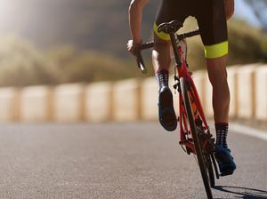 Aksi Pemotor Plat AA Beri Jari Tengah ke Peleton Road Bike Jalur Kanan Aksi Pemotor Plat AA Beri Jari Tengah ke Peleton Road Bike Jalur Kanan