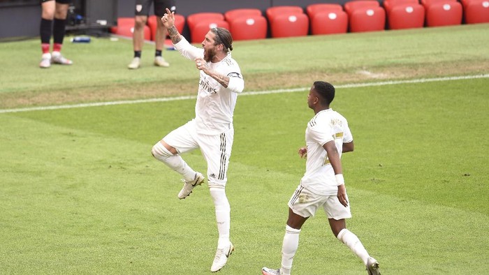 BILBAO, SPAIN - JULY 05:  Sergio Ramos of Real Madrid celebrates after scoring his teams first goal during the La Liga match between Athletic Club and Real Madrid CF at San Mames Stadium on July 05, 2020 in Bilbao, Spain. Football Stadiums around Europe remain empty due to the Coronavirus Pandemic as Government social distancing laws prohibit fans inside venues resulting in all fixtures being played behind closed doors. (Photo by Juan Manuel Serrano Arce/Getty Images)