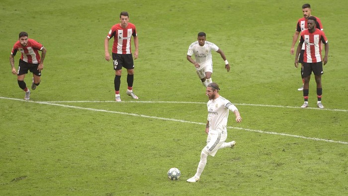 BILBAO, SPAIN - JULY 05: Sergio Ramos of Real Madrid scores his teams first goal from the penalty spot during the La Liga match between Athletic Club and Real Madrid CF at San Mames Stadium on July 05, 2020 in Bilbao, Spain. Football Stadiums around Europe remain empty due to the Coronavirus Pandemic as Government social distancing laws prohibit fans inside venues resulting in all fixtures being played behind closed doors. (Photo by Juan Manuel Serrano Arce/Getty Images)