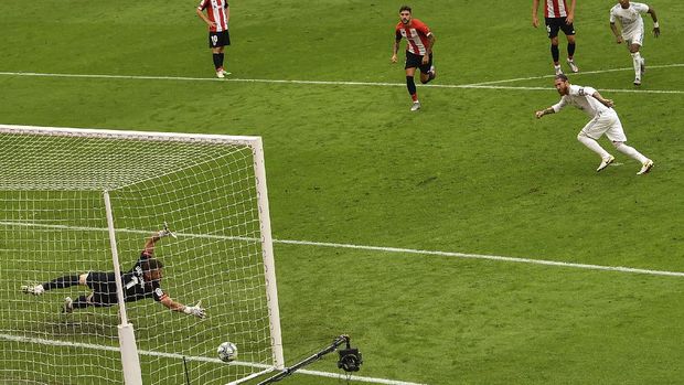 Real Madrid's Sergio Ramos, right, scores the opening goal from a penalty shoot during the Spanish La Liga soccer match between Athletic Club and Real Madrid at the San Manes stadium in Bilbao, Spain, Sunday, July 5, 2020. (AP Photo/Alvaro Barrientos)