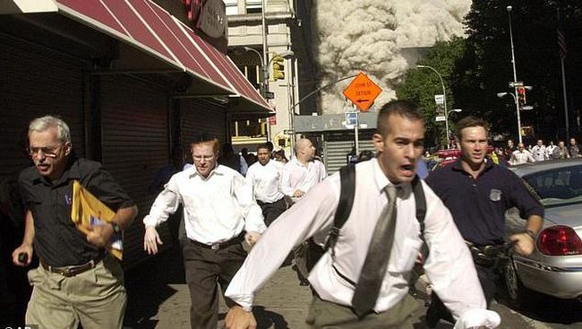Pria Pembawa Map dalam Foto Viral Tragedi 9/11 Meninggal karena Corona Pria Pembawa Map dalam Foto Viral Tragedi 9/11 Meninggal karena Corona