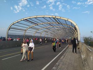 CFD Kembali Digelar, Warga Padati Flyover Summarecon Bekasi