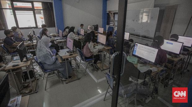 Peserta ujian tulis berbasis komputer (UTBK) Perguruan Tinggi Negeri (PTN) sedang melaksanakan ujian di Universitas Negeri Jakarta, Rawamangun, Jakarta, Minggu, 5 Juli 2020. UTBK tahap 1 dilaksanakan pada tanggal 5-12 Juli 2020 dengan jumlah total peserta yang tercatat mengikuti tes sebanyak 42.463 orang. CNN Indonesia/Bisma Septalisma