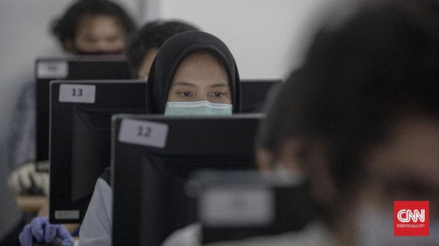 Peserta ujian tulis berbasis komputer (UTBK) Perguruan Tinggi Negeri (PTN) sedang melaksanakan ujian di Universitas Negeri Jakarta, Rawamangun, Jakarta, Minggu, 5 Juli 2020. UTBK tahap 1 dilaksanakan pada tanggal 5-12 Juli 2020 dengan jumlah total peserta yang tercatat mengikuti tes sebanyak 42.463 orang. CNN Indonesia/Bisma Septalisma