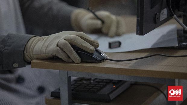 UTBK di UNJ Peserta ujian tulis berbasis komputer (UTBK) Perguruan Tinggi Negeri (PTN) sedang melaksanakan ujian di Universitas Negeri Jakarta, Rawamangun, Jakarta, Minggu, 5 Juli 2020. UTBK tahap 1 dilaksanakan pada tanggal 5-12 Juli 2020 dengan jumlah total peserta yang tercatat mengikuti tes sebanyak 42.463 orang. CNN Indonesia/Bisma Septalisma