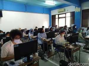 UTBK di UNJ, Semua Peserta Ujian Memakai Masker dan Sarung Tangan UTBK di UNJ, Semua Peserta Ujian Memakai Masker dan Sarung Tangan