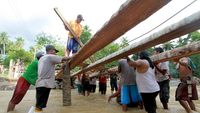Warga Gorontalo Gotong Royong Bangun Jembatan Darurat
