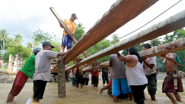 Warga Gorontalo Gotong Royong Bangun Jembatan Darurat